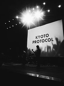 Киотский протокол выступает в Мультимедийном университете (Киберджая) в 2014 году