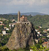 L'église Saint-Michel d'Aiguilhe, Le Puy-en-Velay, au centre.