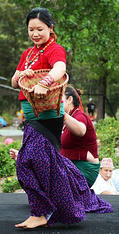 Женщина Магар танцует с традиционной корзиной на фестивале Магхе Сакранти.jpg