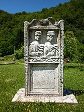 Manastir Sase, nadgrobni spomenik iz rimskog perioda koji se nalazi u dvorištu