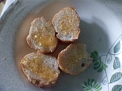 Marmalad disapu di roti