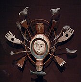 Mască yupik; secolul al XIX-lea târziu; lemn, vopsea, cordon intestinal și pene; Muzeul de Artă din Dallas (Dallas, Texas, SUA)