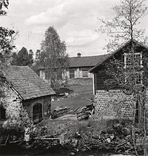 Gjuteribyggnaden längst bort, gammal smedja vid åkanten av Örsundaån.