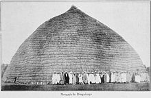 The "circular" mosque of Dinguiraye in Guinea, first built in 1850, a hybrid of traditional mosque and local hut architecture (photo circa 1900) Mosquee de Dinguiraye.jpg