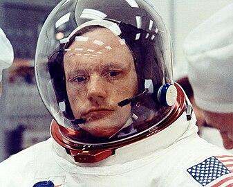 Neil Armstrong az Apollo–11 repüléshez való beöltözés során