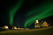Cahaya kutub melintasi kota Kvaløya, Norwegia