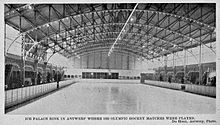 Photographie en noir et blanc d'une patinoire.