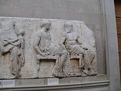 Frise située à l'est représentant deux dieux assis à droite d'un enfant tenant un tissu