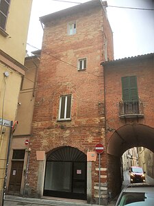 Tour de via Sant'Ennodio, coin Corso Garibaldi.