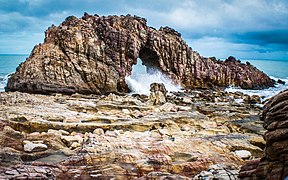 Formação rochosa da Pedra Furada, atrativo turístico no Parque Nacional de Jericoacoara