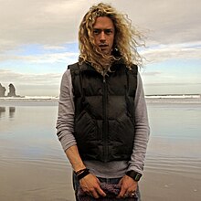 Фил Джоэл на пляже Пиха в Новой Зеландии