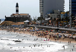 Praia do Farol da Barra cheia de banhistas, um dia antes da abertura do Carnaval 2008.