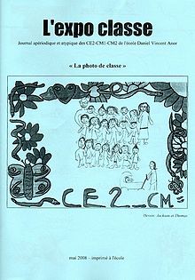 Primeira páxina dun xornal escolar co texto: L'expo classe, revista atípica e atípica de CE2, CM1 e CM2 do colexio Daniel Vincent Anor, "La foto de clase", Debuxo: Jakson e Thomas, maio de 2008, impreso na escola. Papel azul con texto negro e debuxo infantil. Escola Daniel Vincent (Anor, Hauts-de-France)