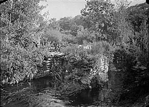 Le moulin de la Roche Piriou et le vieux pont en ruine.