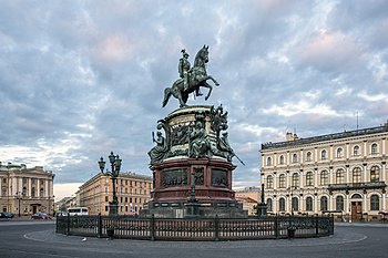 Sousoší na Náměstí svatého Izáka v Petrohradu s jezdeckou sochou cara Mikuláše I.