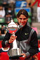 El tenista español Rafael Nadal mordiendo la copa del Torneo de Tokio de 2010.