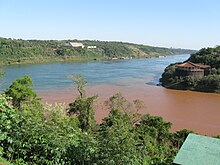 La unuiĝo de la riveroj markas la geografian trilandan punkton. La rivero kun bruna akvo korespondas al Iguazuo