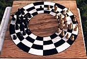 Un échiquier circulaire, l'une des nombreuses variantes des échecs traditionnels.