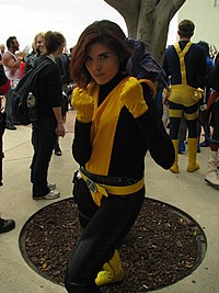 Cosplay de Kitty Pryde, la peluche représente son dragon Lockheed