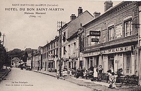 La rue du commerce sur une carte postale de la fin du XIXe siècle ou du début du XXe siècle.