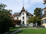 Das Wohnhaus wurde 1901 neu errichteten. Sein Vorgängerbau war das Haus zur Farb.