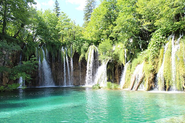 File:Scene_at_plitvice_national_park.JPG