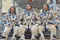 Sojuz MS-09:n miehistö alkaen vasemmalta: Auñón-Chancellor, Prokopjev ja Gerst.