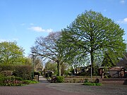 Vorplatz mit Friedhof