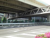 高島二丁目歩道橋、上部には首都高速横羽線が通っている