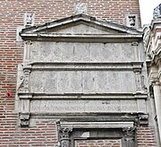 Inscriptions en latin sur le donjon. Les capitouls se présentent comme des décurions siégeant dans un Capitole.