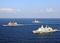 L’Absalon, naviguant avec les navires Américains USS Vella Gulf et USS Mahan dans le golfe d'Aden le 20 février 2009.