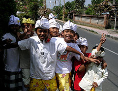 Gyerekek a hagyományos viseletben Bali szigetén