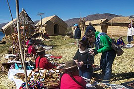 La venta de artesanías es una de sus principales fuentes de ingresos.