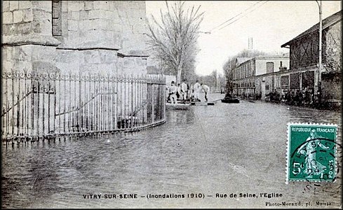 Vue de l'Avenue Paul Vaillant Couturier lors de la crue de 1910 depuis l'Église de Vitry sur Seine (le château se trouve sur la droite).