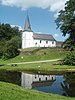 Kapel Sainte-Hubert-et-Antoine en het ensemble van de genoemde kapel, de begraafplaats en de rotsachtige voorgebergte aan de weg en de rivier naar het zuiden en westen