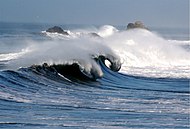 Une lame déferlant sur la côte californienne.