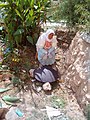 Una mujer palestina cocina pan markook en una saj en una población cerca de Belén.