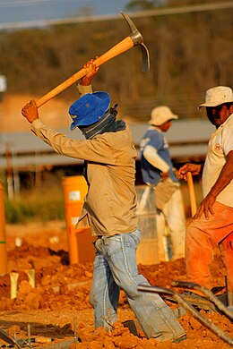A manual laborer at work in Barquisimeto, Venezuela Working man-obrero 2.jpg