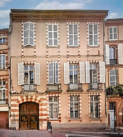 no  28 : Hôtel Potier de La Terrasse construit au XVIIe siècle.