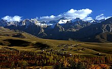 Paysage avec des montagnes au fond.