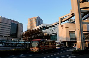千葉駅東口 奥はセンシティタワー 左の建物はそごう千葉店本館