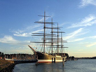 Le Passat, un quatre-mâts barque, dans le port de Travemünde à Lübeck. (définition réelle 2 048 × 1 538)