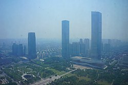 太湖廣場，高層建築從左至右依次為數碼大廈、茂業中心（英語：Wuxi Maoye City - Marriott Hotel）和九倉國金中心