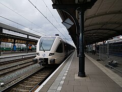 Nijmegen-Centrum, Zug der Baureihe Stadler GTW am Bahnhof Nijmegen