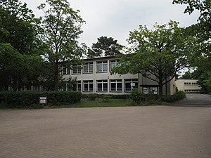 Die Fassade eines Gebäudes der Schule am Sandsteinweg