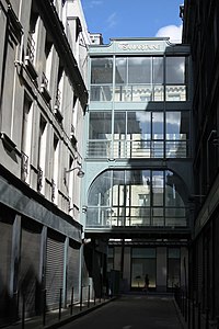 La rue Baillet avec le magasin 4 à gauche et le magasin 2 à droite, au fond, la passerelle Baillet et le magasin 1.