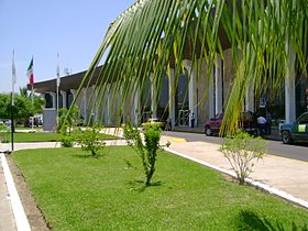 Vue extérieur de l'aéroport de Playa de Oro.