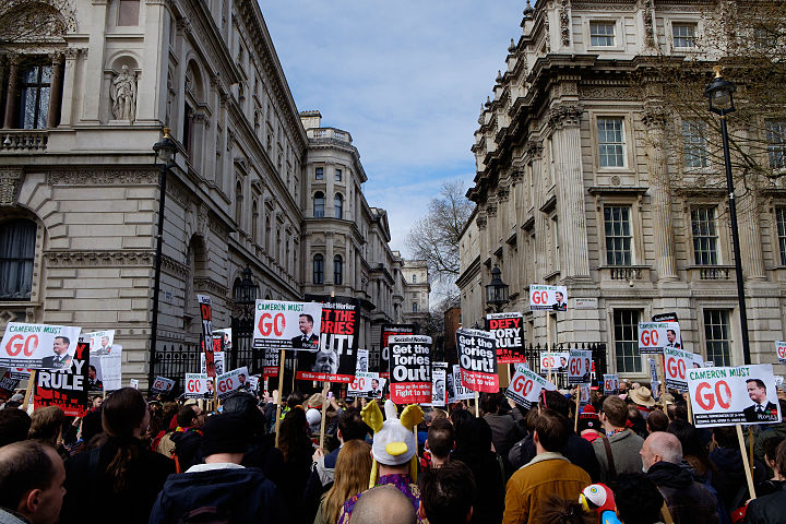 Manifestantes segurando cartazes fora de Downing Street. Imagem: Tom Morris.