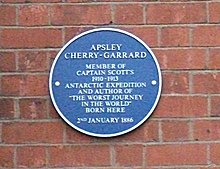 Photographie d'une plaque circulaire avec un fond bleu. Inscription: Apsley Cherry-Garrard. Member of Captain Scotts 1910-1913. Antarctic Expedition and author of "The Worst Journey in the World". Born here. 2nd January 1886.