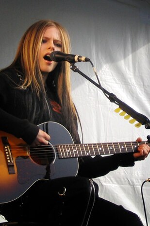 Lavigne durante a turnê promocional Live by Surprise (2004)